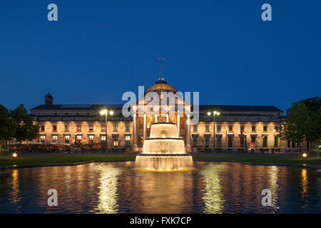 Spa hotel con fontana e park Bowling Green al crepuscolo, Wiesbaden, Hesse, Germania Foto Stock