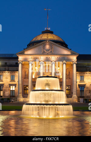 Spa hotel con fontana e park Bowling Green al crepuscolo, Wiesbaden, Hesse, Germania Foto Stock