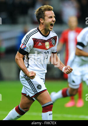 Mario Goetze, GER, celebrando dopo scoring per renderlo 2 a 0 contro la Polonia, qualificatore per UEFA EURO 2016, Commerzbank Arena Foto Stock