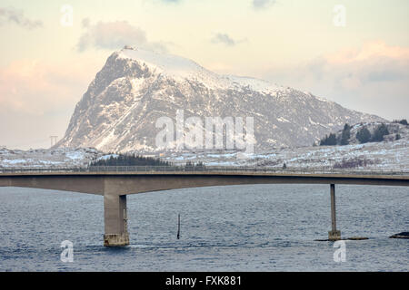 Gimsoystraumen Bridge è una strada a sbalzo a ponte che attraversa il Gimsoystraumen stretto tra le isole di Austvagoya e G Foto Stock