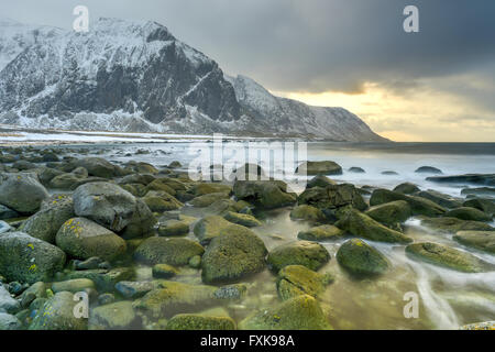 New Scenic 5 posti spiaggia di ciottoli di Eggum, Isole Lofoten artico, Norvegia, Scandinavia, Europa su un nuvoloso, giorno d'inverno. Foto Stock