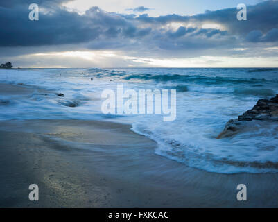 Sandy Beach Sunrise, Est Oahu, Hawaii Foto Stock