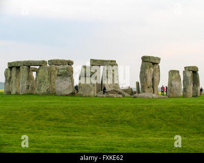 I turisti a passeggio tra i piedi di pietre di Stonehenge. Foto Stock