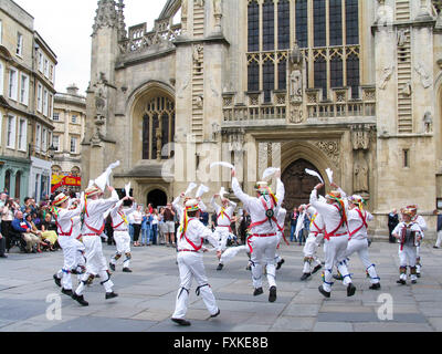 Giorno di maggio le celebrazioni nella piazza di fronte all'Abbazia di Bath. Foto Stock