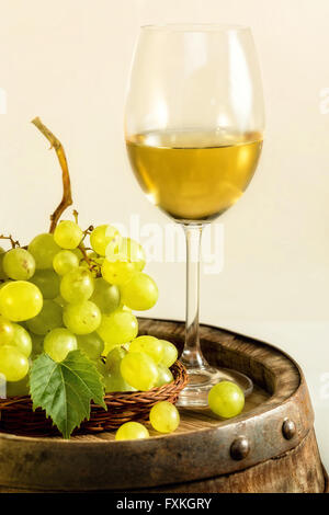 Bicchiere di vino bianco. Foto Stock