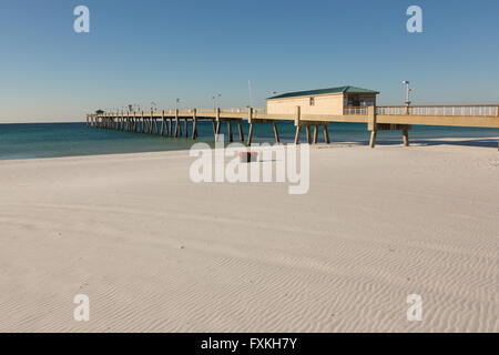 Isola di Okala molo lungo una spiaggia deserta di Fort Walton Beach, Florida. Foto Stock