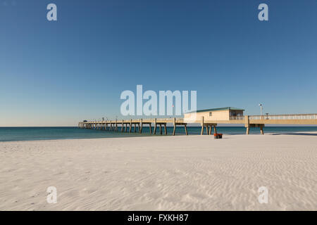 Isola di Okala molo lungo una spiaggia deserta di Fort Walton Beach, Florida. Foto Stock