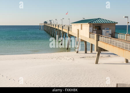 Isola di Okala molo lungo una spiaggia deserta di Fort Walton Beach, Florida. Foto Stock