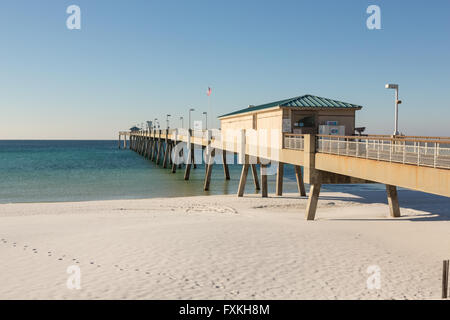 Isola di Okala molo lungo una spiaggia deserta di Fort Walton Beach, Florida. Foto Stock