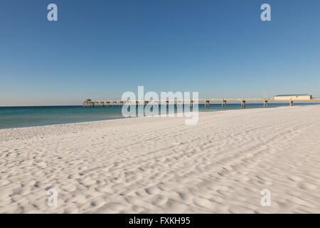 Isola di Okala molo lungo una spiaggia deserta di Fort Walton Beach, Florida. Foto Stock