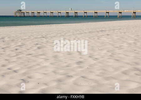 Isola di Okala molo lungo una spiaggia deserta di Fort Walton Beach, Florida. Foto Stock