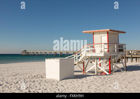 Stazione bagnino e Okala molo dell'isola lungo una spiaggia deserta di Fort Walton Beach, Florida. Foto Stock