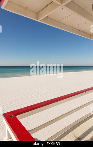 Vista dell'oceano da una stazione bagnino sulle spiagge di sabbia bianca di Fort Walton Beach, Florida. Foto Stock