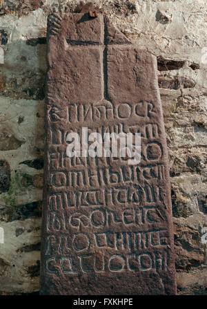 Pietra di Caldey, St Illtud al priorato di chiesa, isola di Caldey: lastra di arenaria con dei primi cristiani memorial iscrizioni in latino & ogham. Foto Stock