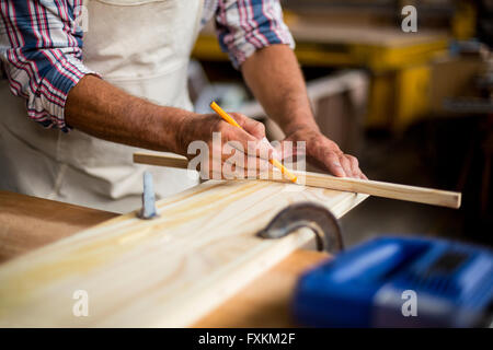 Carpenter marcatura sul tavolato in legno Foto Stock