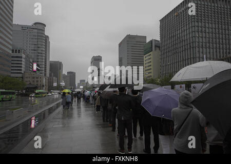 Seoul, Corea del Sud. Xvi Apr, 2016. La gente visita un Sewol quadrato come omaggio floreale al quartiere Gwanghwamoon a Seul, in Corea del Sud. Migliaia di coreani del sud del sabato ha partecipato al memoriale di eventi su tutto il territorio nazionale per più di 300 persone sono morte in un disastro di traghetti di due anni fa che tintinnare profondamente il paese. © Seung Il Ryu/ZUMA filo/Alamy Live News Foto Stock