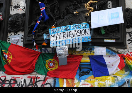 Parigi, Francia. Il 15 aprile, 2016. Migliaia di militanti della Nuit debout (Notte) crescente movimento presso la Place de la Republique a Parigi. Centinaia di persone hanno occupato la piazza per mostrare, in un primo momento la loro opposizione alle riforme del lavoro nella scia della dimostrazione su scala nazionale che ha avuto luogo il 31 marzo. Credito: Fausto Marci/Alamy Live News Foto Stock