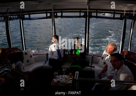 Pearl Harbor, Hawaii, Stati Uniti d'America. 29 dic 2011. Il Presidente degli Stati Uniti Barack Obama e la First Lady Michelle Obama parla con l'Ammiraglio Robert Willard, Commander, U.S. Comando del Pacifico, e la sua famiglia a bordo dell'Ammiraglio CINCPACFLT chiatta mentre in rotta verso la USS Arizona Memorial di Pearl Harbor, Hawaii, Dicembre 29, 2011. Credito: Pete Souza - White House via CNP © Pete Souza/CNP/ZUMA filo/Alamy Live News Foto Stock