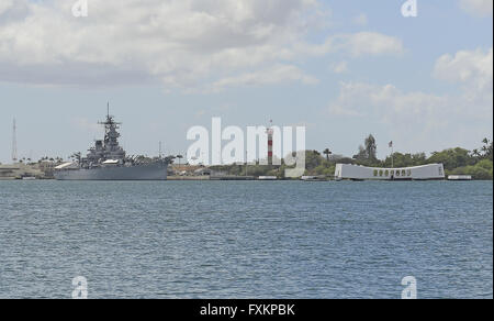 Honolulu, Hawaii, Stati Uniti d'America. Il 23 febbraio, 2013. La nave da guerra USS Missouri, sinistra, il controllo del traffico aereo e la torre del sommergibile della torre di vedetta a Luke campo sulla Ford Island, centro e USS Arizona Memorial, a destra da un traghetto nel porto di perla, Hawaii sabato 23 febbraio, 2013.Credit: Ron Sachs/CNP © Ron Sachs/CNP/ZUMA filo/Alamy Live News Foto Stock