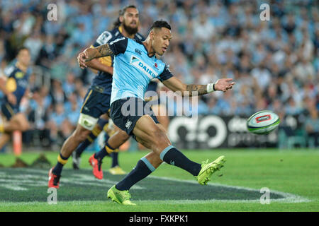 Lo Stadio Allianz, Sydney, Australia. Xvi Apr, 2016. Super Rugby. Waratahs versus Brumbies. Centro Waratahs Israele Folau cancella la palla. Il Brumbies ha vinto 26-20. Credito: Azione Sport Plus/Alamy Live News Foto Stock