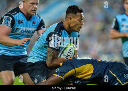 Lo Stadio Allianz, Sydney, Australia. Xvi Apr, 2016. Super Rugby. Waratahs versus Brumbies. Waratahs fullback Israele Folau viene affrontato. Il Brumbies ha vinto 26-20. Credito: Azione Sport Plus/Alamy Live News Foto Stock