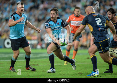 Lo Stadio Allianz, Sydney, Australia. Xvi Apr, 2016. Super Rugby. Waratahs versus Brumbies. Waratahs volare metà Bernard Foley in azione. Il Brumbies ha vinto 26-20. Credito: Azione Sport Plus/Alamy Live News Foto Stock