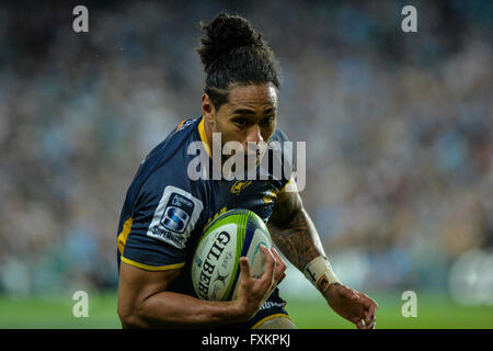 Lo Stadio Allianz, Sydney, Australia. Xvi Apr, 2016. Super Rugby. Waratahs versus Brumbies. Brumbies winger Joe Tomane punteggi di provare. Il Brumbies ha vinto 26-20. Credito: Azione Sport Plus/Alamy Live News Foto Stock