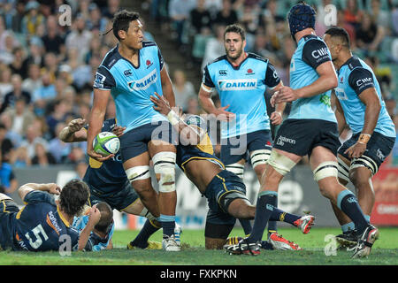 Lo Stadio Allianz, Sydney, Australia. Xvi Apr, 2016. Super Rugby. Waratahs versus Brumbies. Sam Waratahs Lousi offload. Il Brumbies ha vinto 26-20. Credito: Azione Sport Plus/Alamy Live News Foto Stock