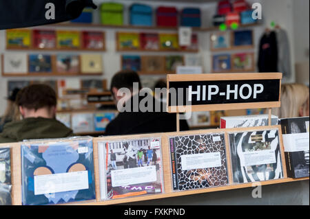 Londra, Regno Unito. Il 16 aprile 2016. Gli appassionati di vinil visitare negozi di record in ed intorno a Berwick Street in Soho oggi, sul record Store Day, una festa mondiale della musica analogica e musica per essere ascoltato da un formato fisico. Credito: Stephen Chung / Alamy Live News Foto Stock