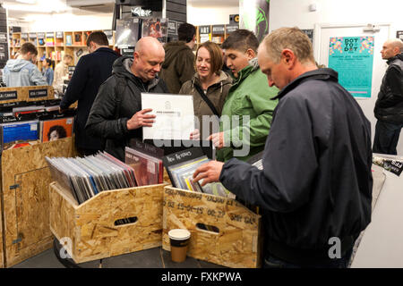 Broad Street, Hockley, Nottingham, Regno Unito Il 16 aprile 2016. Vinil appassionati di musica presso la Rough Trade record store nel quartiere creativo di Nottingham per la nona edizione del Record Store Day. Questo è un giorno ogni anno da record indipendenti negozi e artisti celebrare la musica , edizione limitata in vinile e CD rilascia lungo i prodotti promozionali sono realizzati esclusivamente per questo giorno e degli artisti attraverso il globbe rendere speciali le apparenze e spettacoli. Credito: Mark Richardson/Alamy Live News Foto Stock