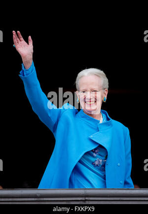 Il Palazzo di Amalienborg, Danimarca. Xvi Apr, 2016. La regina Margrethe durante la 76th celebrazione di compleanno della Regina Margrethe al balcone del Palazzo Amalienborg, Danimarca, 16 aprile 2016. Foto: Patrick van Katwijk/ point de vue fuori - nessun filo SERVICE -/dpa/Alamy Live News Foto Stock