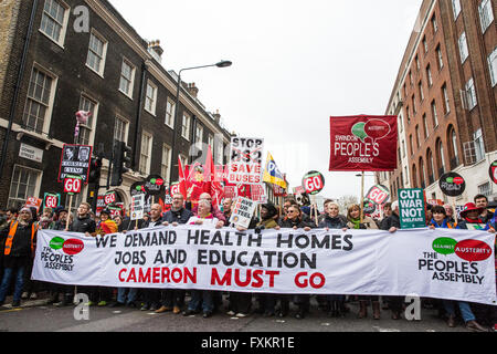 Londra, Regno Unito. 16 Aprile, 2016. Migliaia di persone in rappresentanza di diversi gruppi di campagna partecipa alla Marcia per la salute, case, posti di lavoro e di istruzione, organizzata dall'Assemblea popolare contro austerità. Credito: Mark Kerrison/Alamy Live News Foto Stock