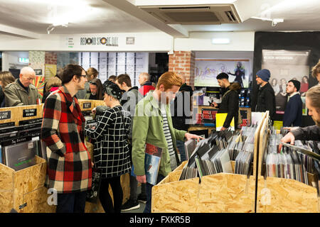 Broad Street, Hockley, Nottingham, Regno Unito Il 16 aprile 2016. Vinil appassionati di musica presso la Rough Trade record store nel quartiere creativo di Nottingham per la nona edizione del Record Store Day. Questo è un giorno ogni anno da record indipendenti negozi e artisti celebrare la musica , edizione limitata in vinile e CD rilascia lungo i prodotti promozionali sono realizzati esclusivamente per questa giornata e artisti di tutto il mondo fanno le apparizioni speciali e spettacoli. Credito: Mark Richardson/Alamy Live News Foto Stock