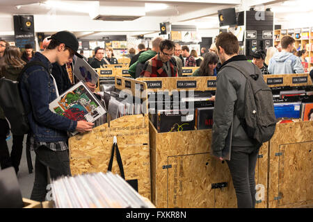 Broad Street, Hockley, Nottingham, Regno Unito Il 16 aprile 2016. Vinil appassionati di musica presso la Rough Trade record store nel quartiere creativo di Nottingham per la nona edizione del Record Store Day. Questo è un giorno ogni anno da record indipendenti negozi e artisti celebrare la musica , edizione limitata in vinile e CD rilascia lungo i prodotti promozionali sono realizzati esclusivamente per questa giornata e artisti di tutto il mondo fanno le apparizioni speciali e spettacoli. Credito: Mark Richardson/Alamy Live News Foto Stock