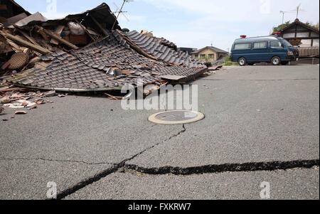 Kumamoto, Prefettura di Kumamoto nel sud-ovest del Giappone. Xvi Apr, 2016. Le case sono distrutte dal terremoto in Mashiki, Prefettura di Kumamoto nel sud-ovest del Giappone, 16 aprile 2016. Almeno 22 persone sono state confermato morto dopo un 7.3-terremoto di magnitudine scosso il Giappone del southwestern Prefettura di Kumamoto Sabato, portando il numero totale ucciso dal giovedì al 31. Credito: Liu Tian/Xinhua/Alamy Live News Foto Stock