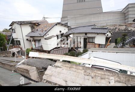 Kumamoto, Prefettura di Kumamoto nel sud-ovest del Giappone. Xvi Apr, 2016. Le case sono distrutte dal terremoto in Mashiki, Prefettura di Kumamoto nel sud-ovest del Giappone, 16 aprile 2016. Almeno 22 persone sono state confermato morto dopo un 7.3-terremoto di magnitudine scosso il Giappone del southwestern Prefettura di Kumamoto Sabato, portando il numero totale ucciso dal giovedì al 31. Credito: Liu Tian/Xinhua/Alamy Live News Foto Stock