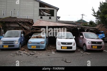 Kumamoto, Prefettura di Kumamoto nel sud-ovest del Giappone. Xvi Apr, 2016. Gli edifici sono stati distrutti dal terremoto in Mashiki, Prefettura di Kumamoto nel sud-ovest del Giappone, 16 aprile 2016. Almeno 22 persone sono state confermato morto dopo un 7.3-terremoto di magnitudine scosso il Giappone del southwestern Prefettura di Kumamoto Sabato, portando il numero totale ucciso dal giovedì al 31. Credito: Liu Tian/Xinhua/Alamy Live News Foto Stock