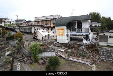 Kumamoto, Prefettura di Kumamoto nel sud-ovest del Giappone. Xvi Apr, 2016. Le case sono distrutte dal terremoto in Mashiki, Prefettura di Kumamoto nel sud-ovest del Giappone, 16 aprile 2016. Almeno 22 persone sono state confermato morto dopo un 7.3-terremoto di magnitudine scosso il Giappone del southwestern Prefettura di Kumamoto Sabato, portando il numero totale ucciso dal giovedì al 31. Credito: Liu Tian/Xinhua/Alamy Live News Foto Stock