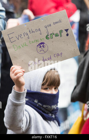 Londra, Regno Unito. Il 16 aprile 2016. Marzo per la casa, la salute, i posti di lavoro, istruzione, Fine ora di austerità, Cameron deve andare! In Gower Street, Londra Centrale. Credito: Immagini vibranti/Alamy Live News Foto Stock