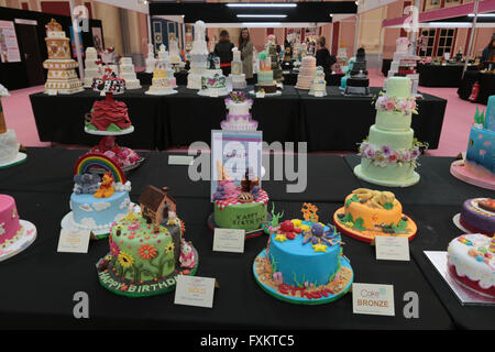 Londra REGNO UNITO. Xvi Apr, 2016. Il cake show internazionale ha attirato grandi folle per l'Alexandra Palace dove è stata svolta quest'anno @ Paolo Quezada-Neiman/Alamy News live Foto Stock