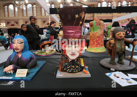 Londra REGNO UNITO. Xvi Apr, 2016. Il cake show internazionale ha attirato grandi folle per l'Alexandra Palace dove è stata svolta quest'anno @ Paolo Quezada-Neiman/Alamy News live Foto Stock