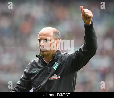 Bremen, Germania. Xvi Apr, 2016. Brema's head coach Viktor Skripnik reagisce durante la Bundesliga tedesca partita di calcio tra Werder Brema e VfL Wolfsburg al Weserstadion di Brema, Germania, 16 aprile 2016. Foto: CARMEN JASPERSEN/dpa (EMBARGO CONDIZIONI - ATTENZIONE: grazie all'accreditamento guidlines, il DFL consente solo la pubblicazione e utilizzazione di fino a 15 immagini per corrispondenza su internet e nei contenuti multimediali in linea durante la partita.) © dpa/Alamy Live News Foto Stock