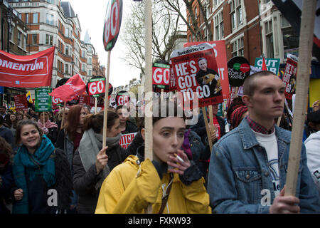 Londra, Regno Unito. 16 Aprile, 2016. Assemblea dei popoli contro l'austerità dimostrazione contro i tagli per la salute, case, posti di lavoro e di istruzione sabato 16 aprile a Londra, Regno Unito. Decine di migliaia di persone si sono radunate per protestare in una marcia attraverso la capitale per protestare contro il Partito Conservatore tagli. Quasi 150 consiglieri provenienti da tutto il paese hanno firmato una lettera criticando il Governo per la riduzione di finanziamenti e e si uniranno quelli marciando a Londra. Credito: Michael Kemp/Alamy Live News Foto Stock