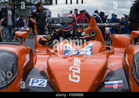 Silverstone, UK. Xvi Apr, 2016. Unione della Le Mans Series, Round 1. G-Drive Racing Gibson 015S Nissan LMP2 driver Harry Tincknell esce fuori della sua vettura. Credito: Azione Sport Plus/Alamy Live News Foto Stock