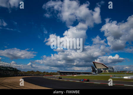 Silverstone, UK. Xvi Apr, 2016. Unione della Le Mans Series, Round 1. Le nuvole temporalesche chiaro e lasciare il cielo azzurro e sole in credito: Azione Sport Plus/Alamy Live News Foto Stock