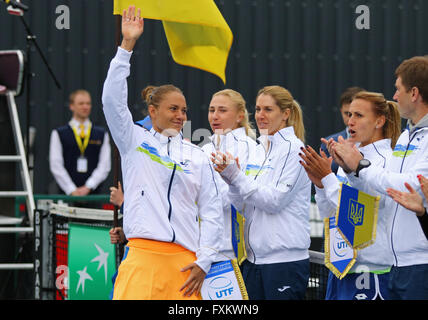 Kiev, Ucraina. 16 Aprile, 2016. Ucraina Team nazionale prima di BNP Paribas FedCup World Group II Play-off game Ucraina vs Argentina a Campa Bucha Tennis Club a Kiev, Ucraina. Credito: Oleksandr Prykhodko/Alamy Live News Foto Stock