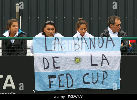 Kiev, Ucraina. 16 Aprile, 2016. Sostenitori argentini mostrano il loro sostegno durante la BNP Paribas FedCup World Group II Play-off game Ucraina vs Argentina a Campa Bucha Tennis Club a Kiev, Ucraina. Credito: Oleksandr Prykhodko/Alamy Live News Foto Stock