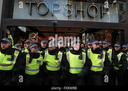 Londra, Regno Unito. 16 Aprile, 2016. Supporto di polizia di guardia lato uscita Top Man shop su Oxford street come dimostratore,s protesta di reintegrare il Top shop due e la richiesta di un salario di sussistenza. Credito: Thabo Jaiyesimi/Alamy Live News Foto Stock