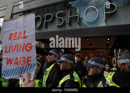 Londra, Regno Unito. 16 Aprile, 2016. Un dimostrante detiene una targhetta "Real salari'out lato Top Man shop in Oxford street. Credito: Thabo Jaiyesimi/Alamy Live News Foto Stock