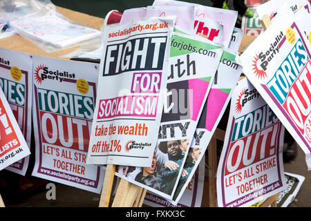 Londra, UK 16 Aprile 2016 - Cameron deve andare di manifestazione nazionale, le persone si sono riuniti a marzo da Euston Road a Trafalgar Square per la salute, Home, posti di lavoro e di istruzione, opponendosi austerità, il governo Tory e David Cameron Credito: Nathaniel Noir/Alamy Live News Foto Stock